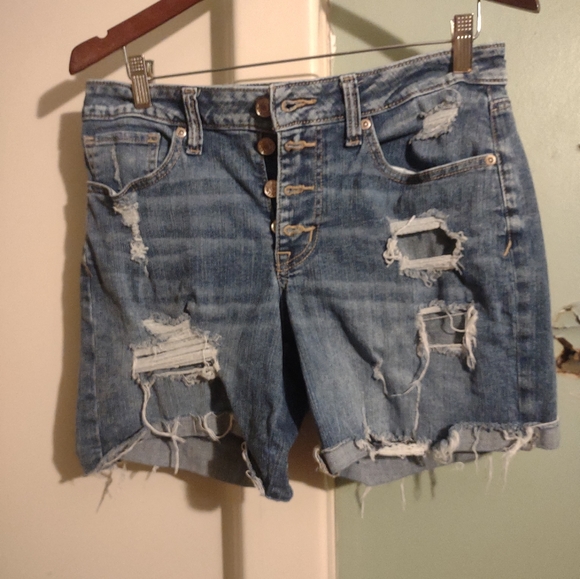 Maurices Pants - Woman's Maurices size 8 Mid Rise button up denim jean shorts